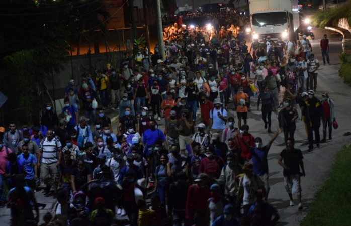Migrantes hondureños reanudan caravanas hacia México