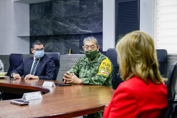 *La maru le entra con la gn *Cachetada con guante blanco a el paisita *El rancholo brinca la cerca *Los infiltrados de corral