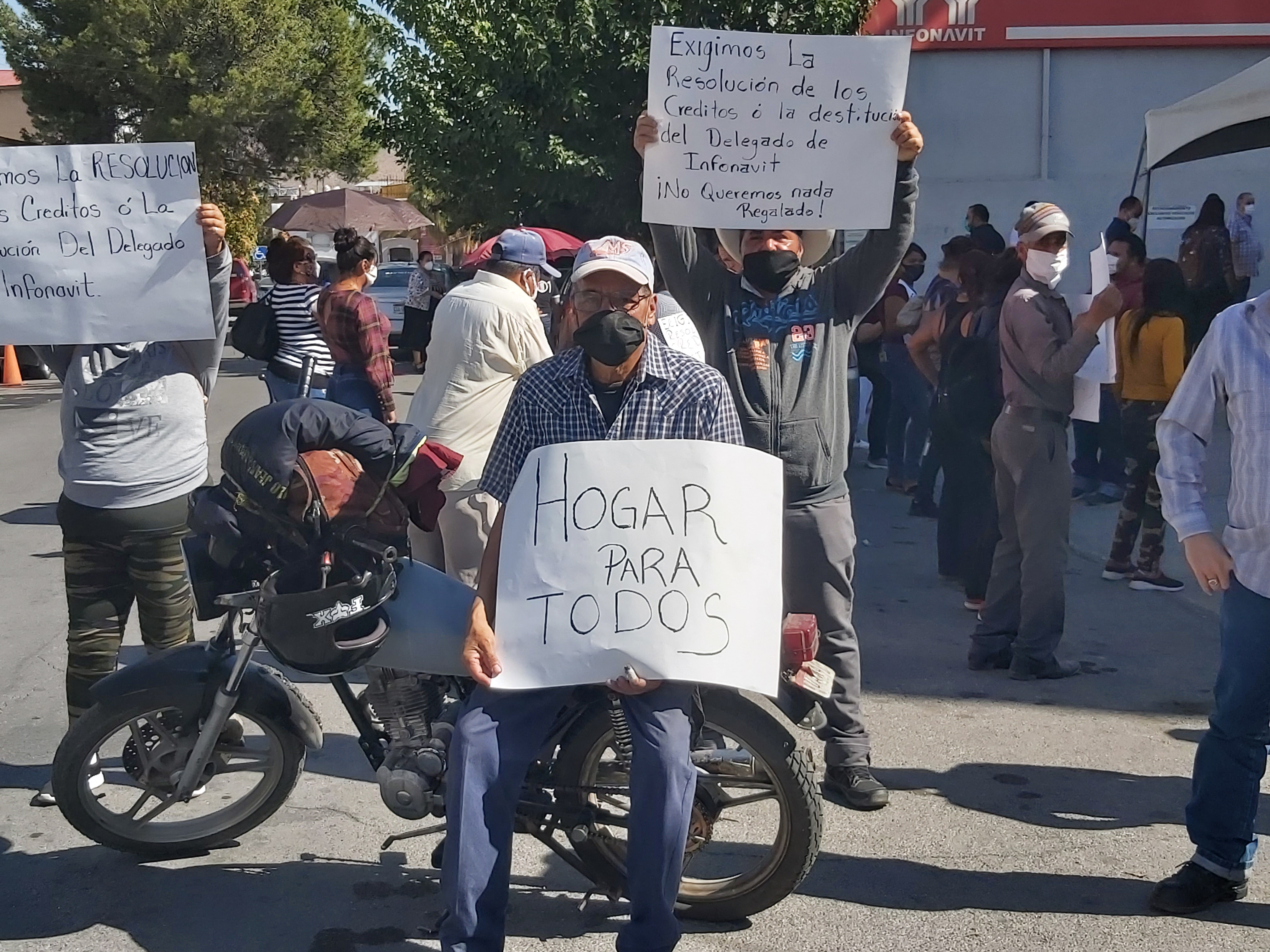 Manifestación afuera de INFONAVIT