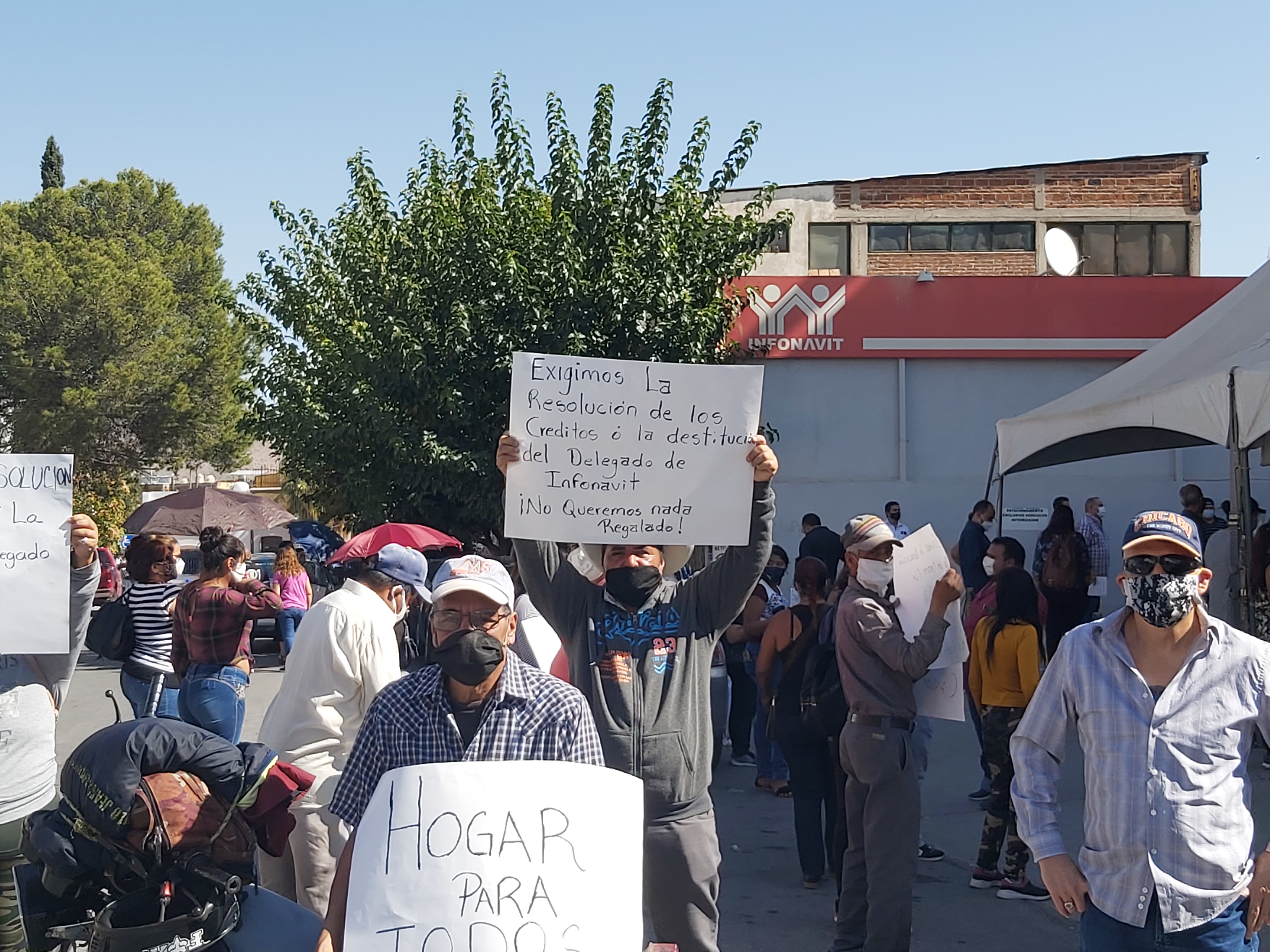 Manifestación afuera de INFONAVIT