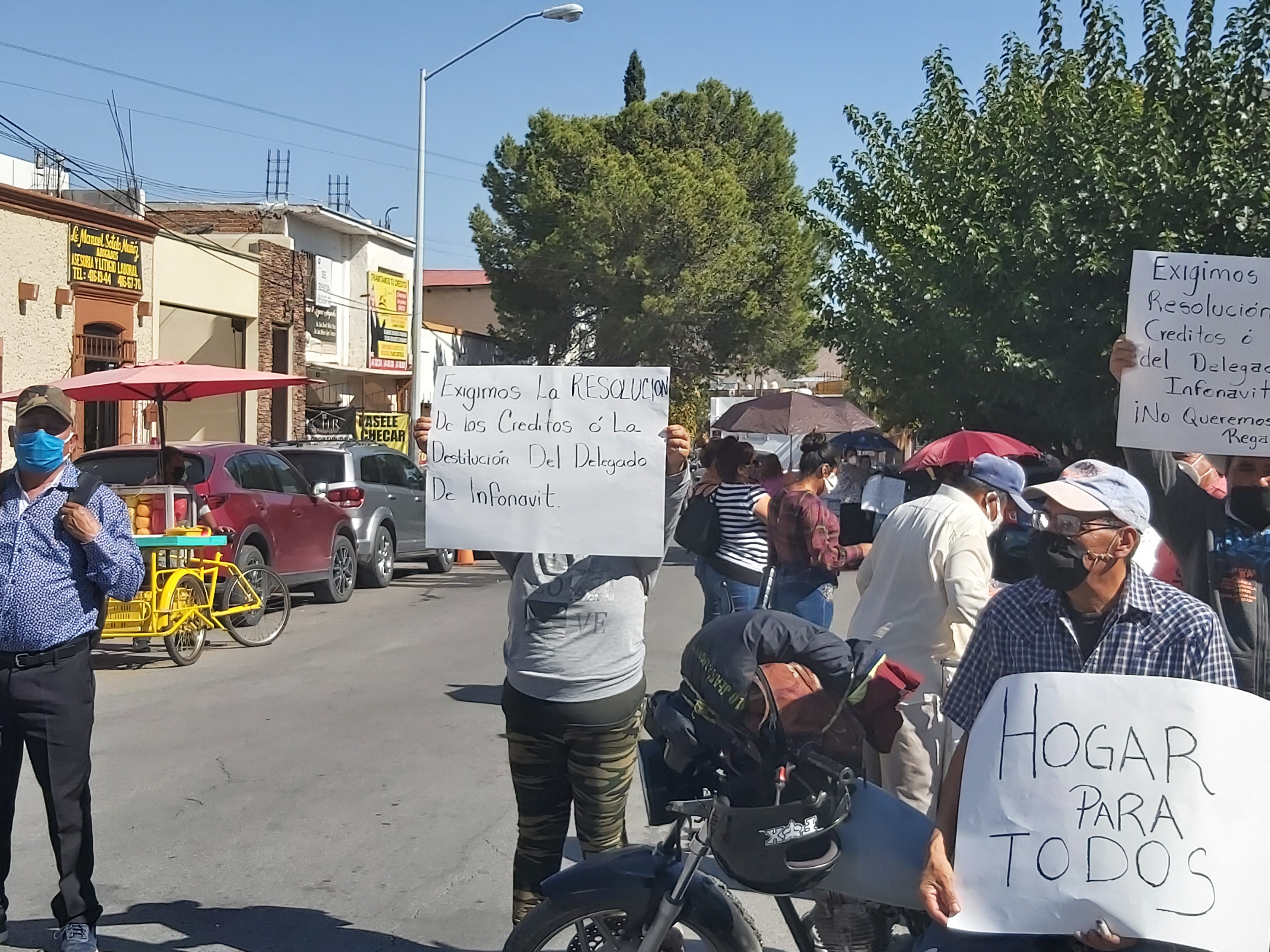 Manifestación afuera de INFONAVIT