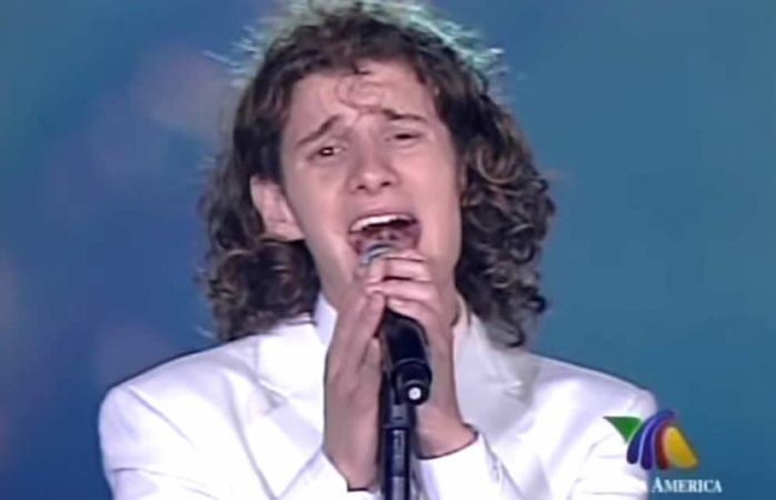 Sorprende samuel, ganador de la academia, cantando con loros