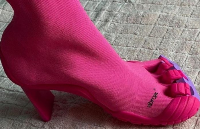 Balenciaga lanza botas de calcetines con dedos; cuestan más de 32 mil pesos