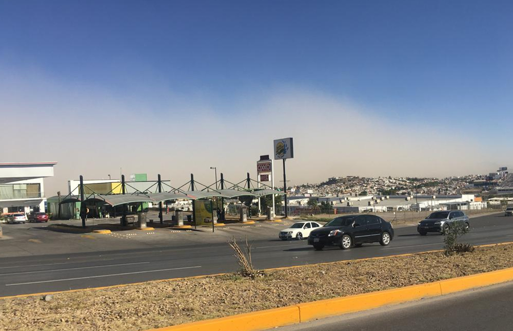 En la capital, enormes nubes de polvo cubren varios sectores