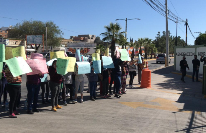 Mujeres se manifiestan a las afueras del 76 batallón de infantería