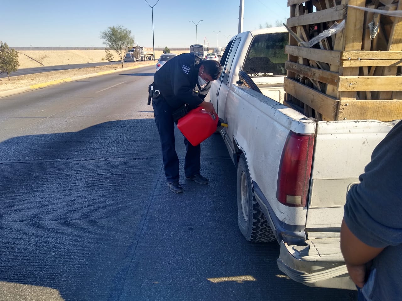 Les dan un mínimo de gasolina para que lleguen a estación