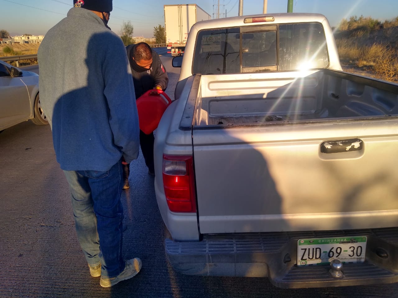Les dan un mínimo de gasolina para que lleguen a estación