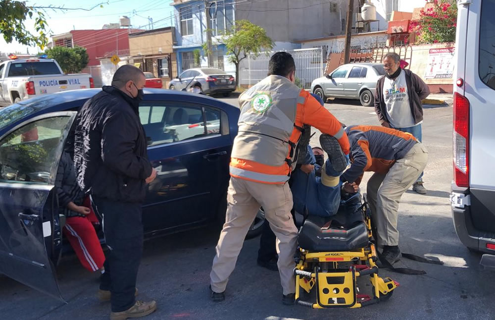 El conductor fue auxiliado por paramédicos