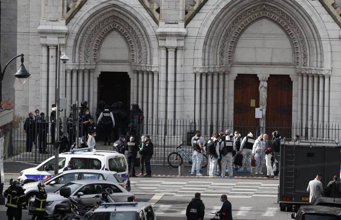Decapitan a uno en atentado terrorista en francia