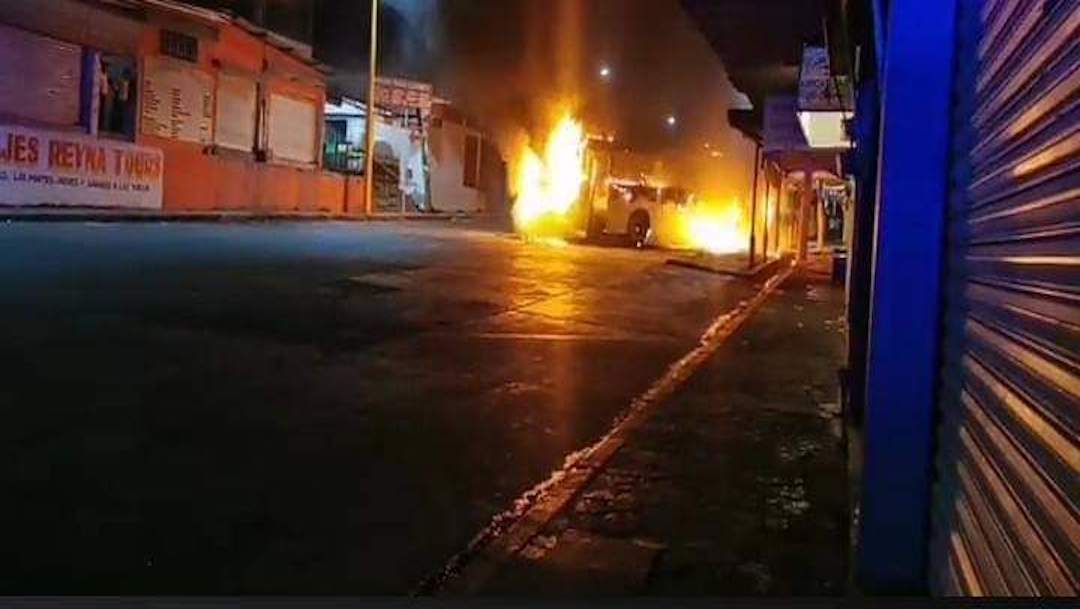 Hombres armados queman vehi?culos y realizan bloqueos en Acayucan, Veracruz
