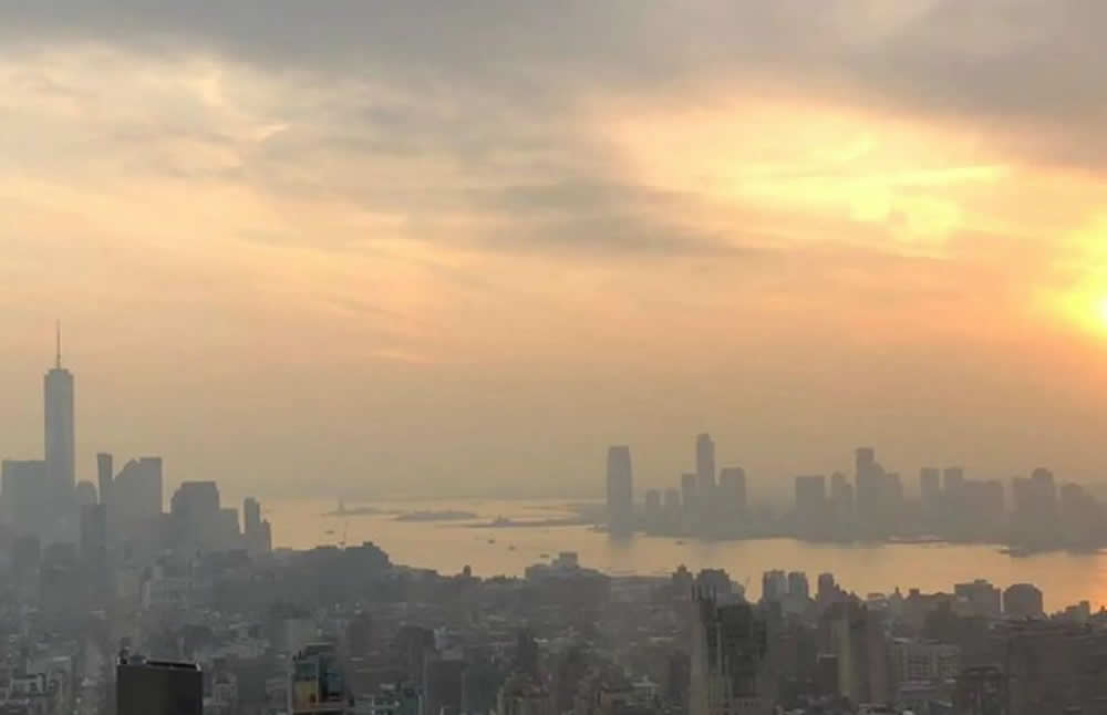 La ciudad tuvo un cielo brumoso
