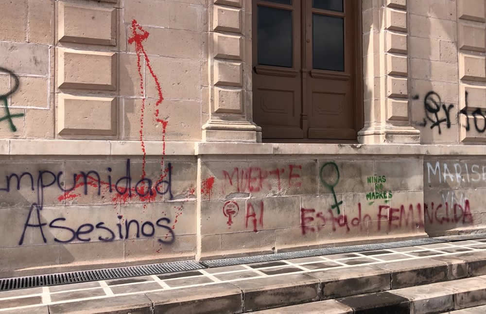 Pintas de varias protestas hay ya en las paredes