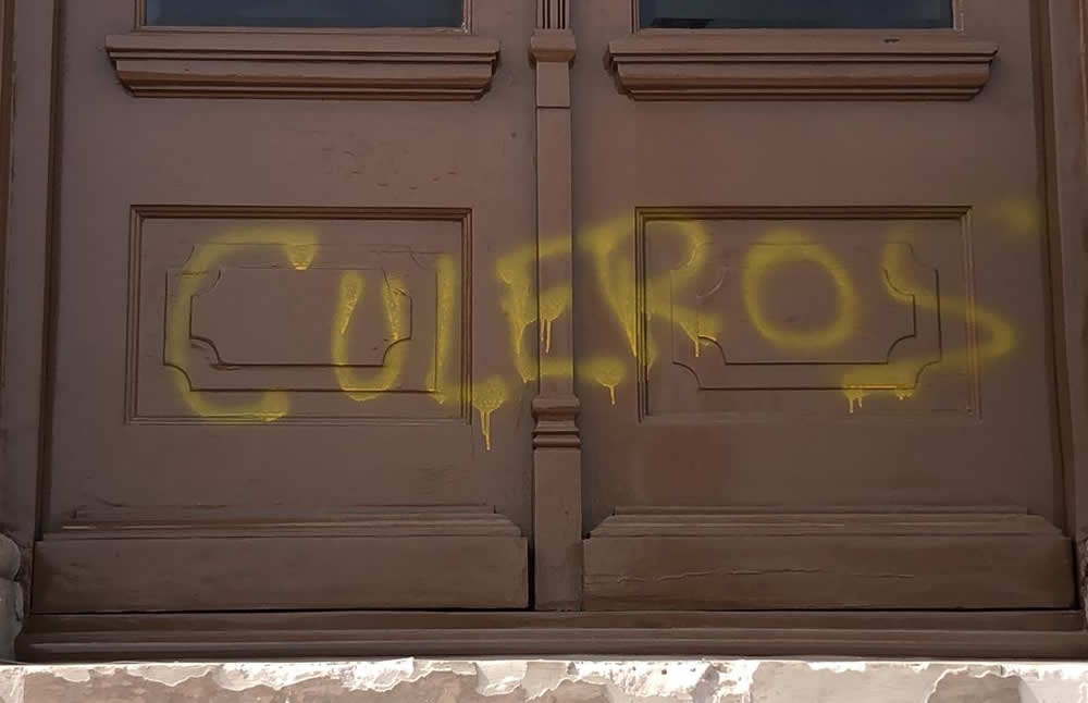 Se dijo que las pintas estarán ahí hasta que se atienda a las manifestantes