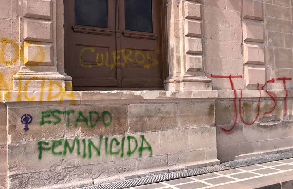 Pintas de varias protestas hay ya en las paredes