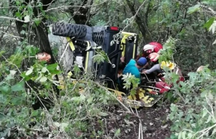 Cae familia a barranco en nuevo león