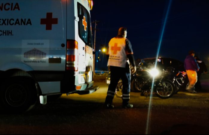 Invade carril y choca motociclista