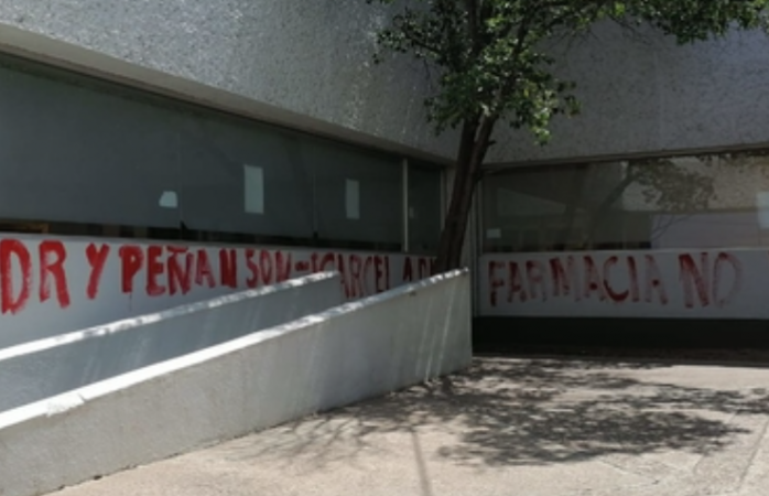 Profesor jubilado grafitea el issste en son de protesta y lo detienen