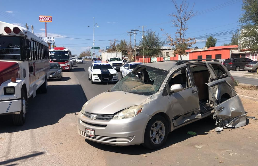 El vehículo particular derribó un árbol y volcó