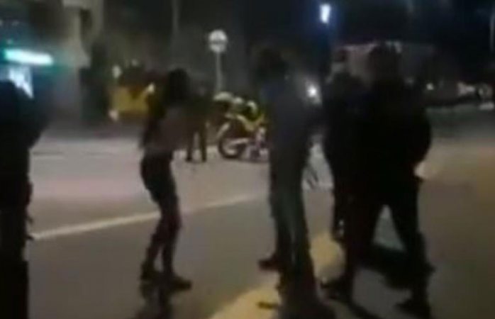 Padre saca a su hija de manifestación a cinturonazos