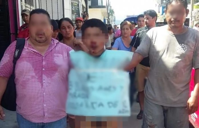 Exhiben a joven en la calle por atacar a una menor