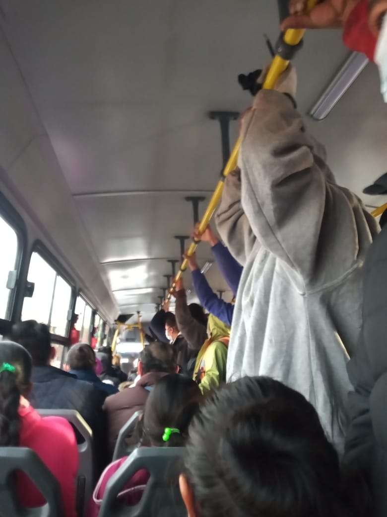 Circula camión urbano lleno y sin sana distancia 