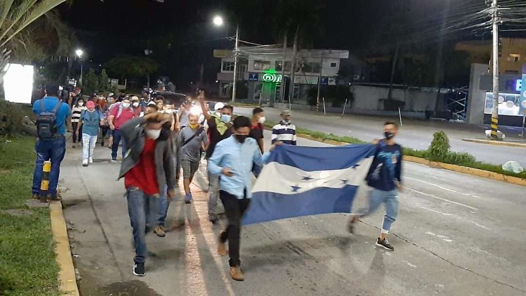 Caravana de migrantes parte desde el norte de Honduras hacia México