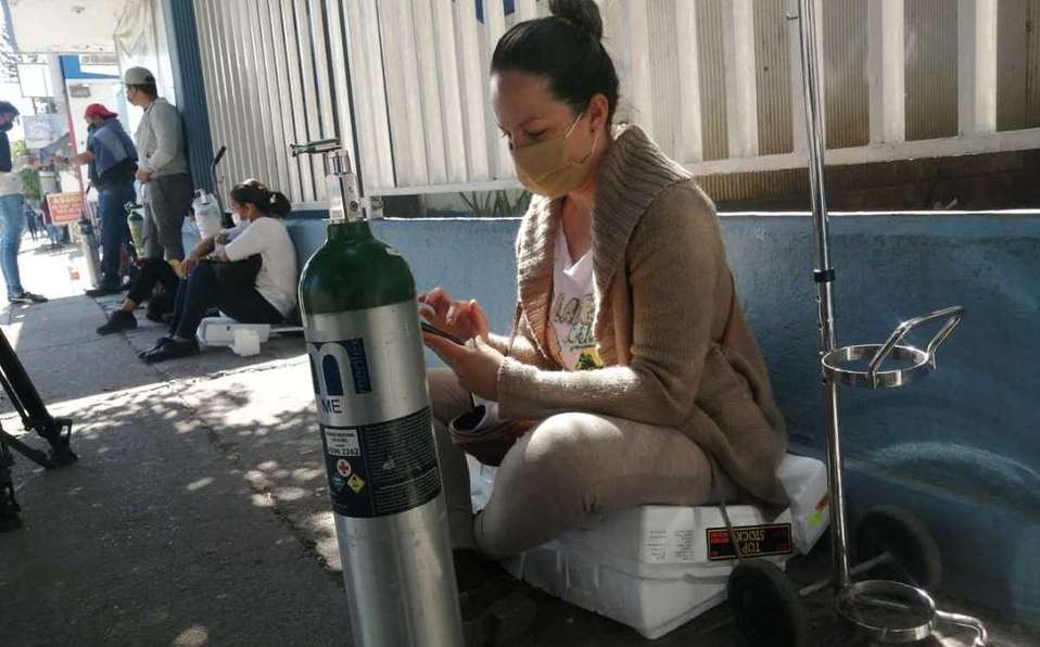 Mujer compra tanque de oxígeno para familiar con covid... tenía helio