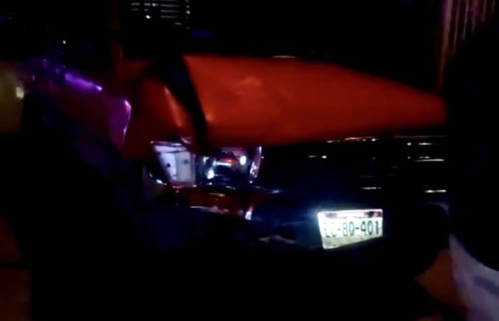 Choca contra dos vehículos en jiménez