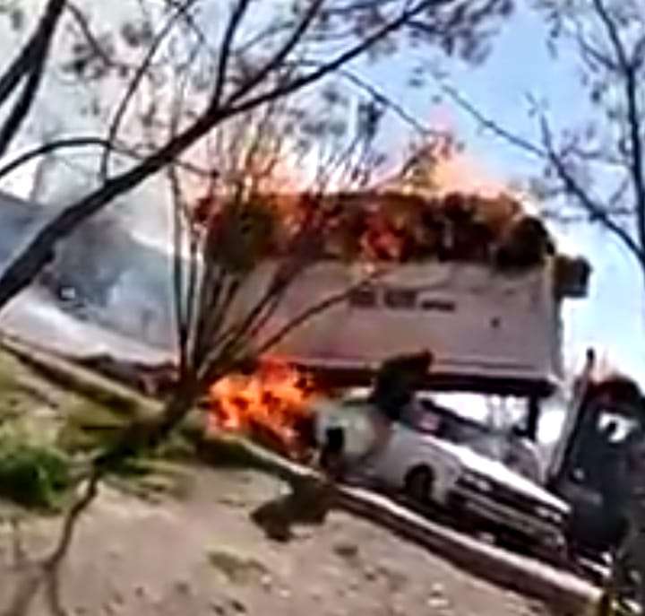 VIDEO: se incendia camión cargado de pastura en Jiménez