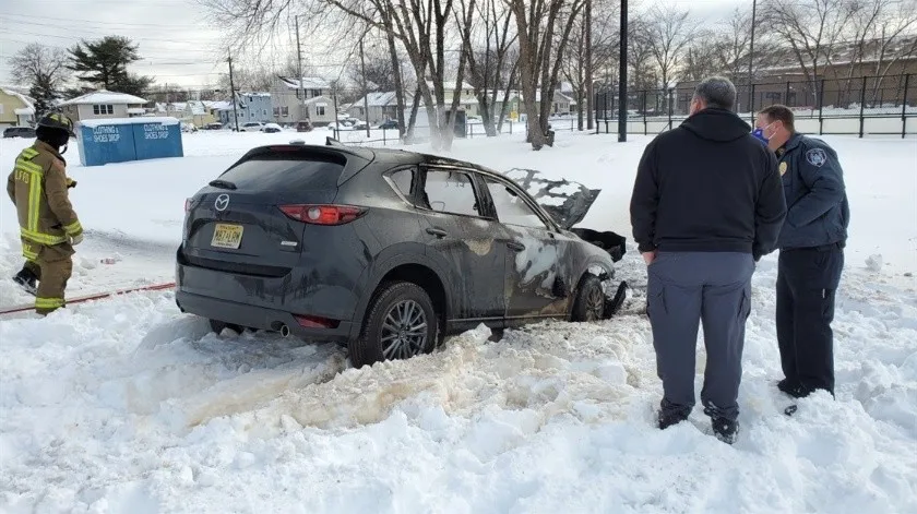 Muere quemado en su auto tras embancarse en la nieve