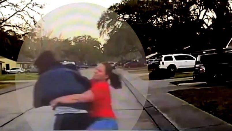 Mujer lo tacklea por estar espiando a su hija