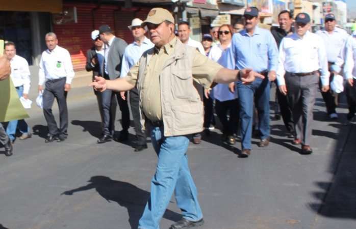 Escoltas de corral le quitan télefono a reportero