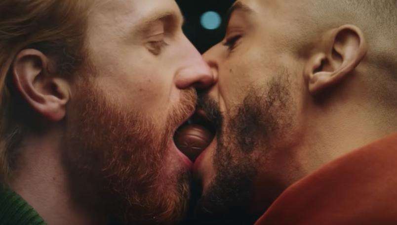 Juntan firmas para cancelar comercial con beso gay