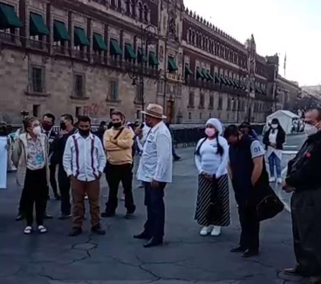 Manifestación en palacio nacional, inconformes con las candidaturas de morena
