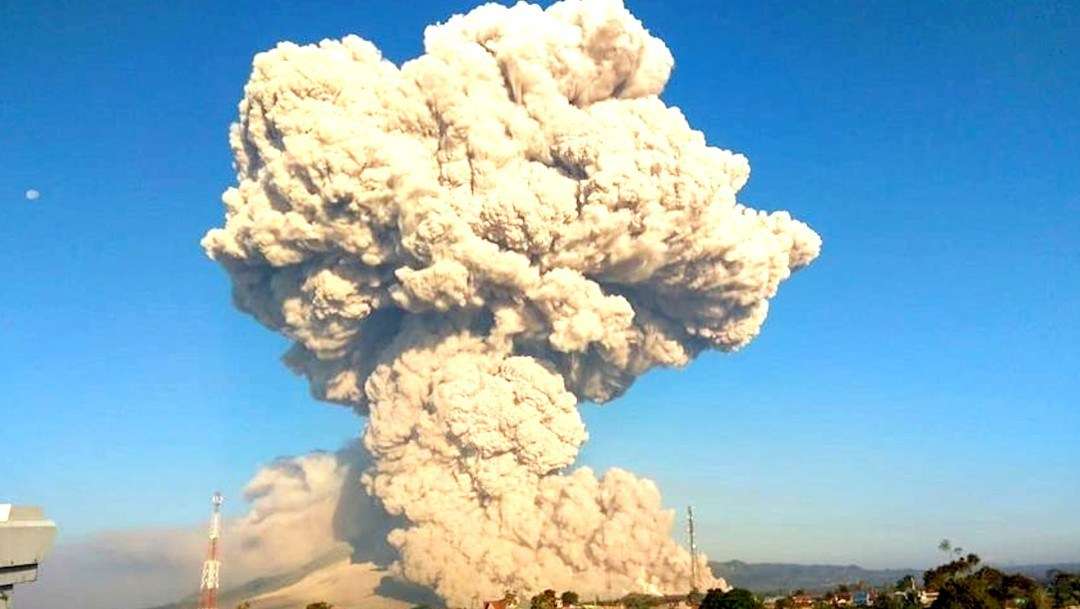 Emite volcán columna de humo de 5 mil metros en indonesia 