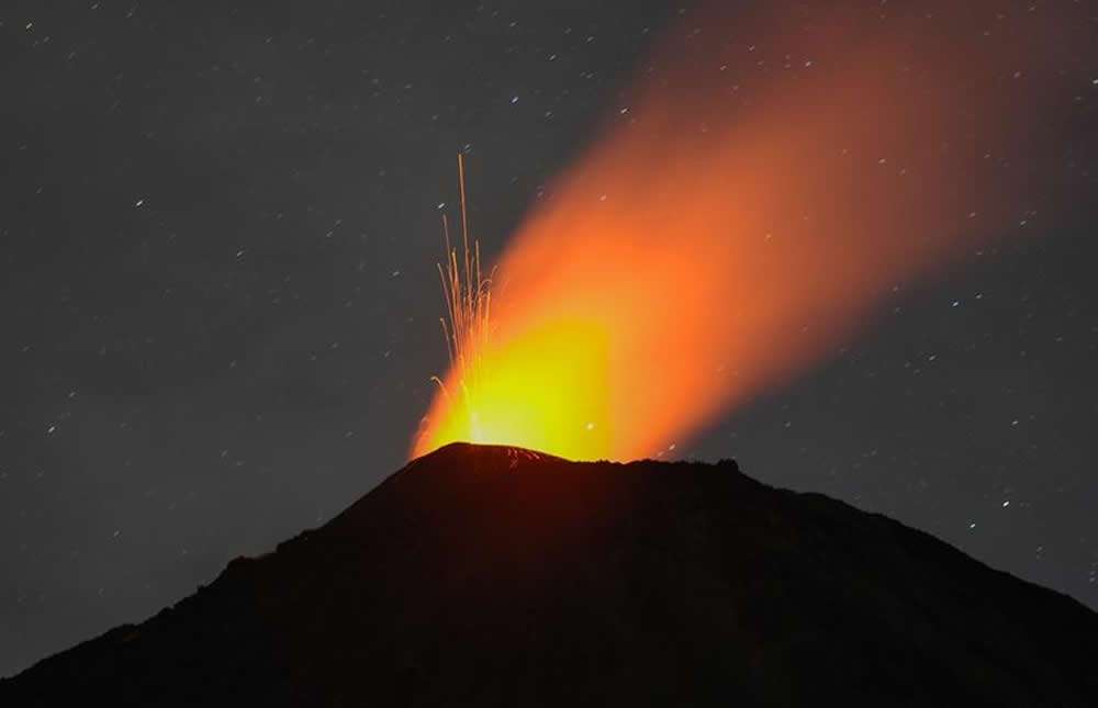 Intensifica su actividad volcán en guatemala