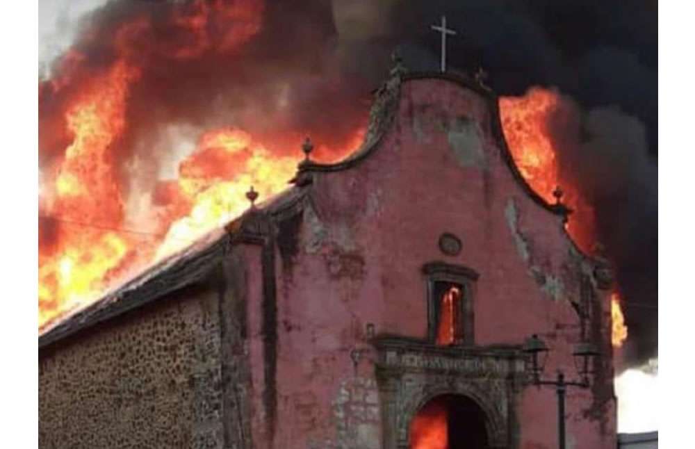 Incendio consume iglesia en michoacán