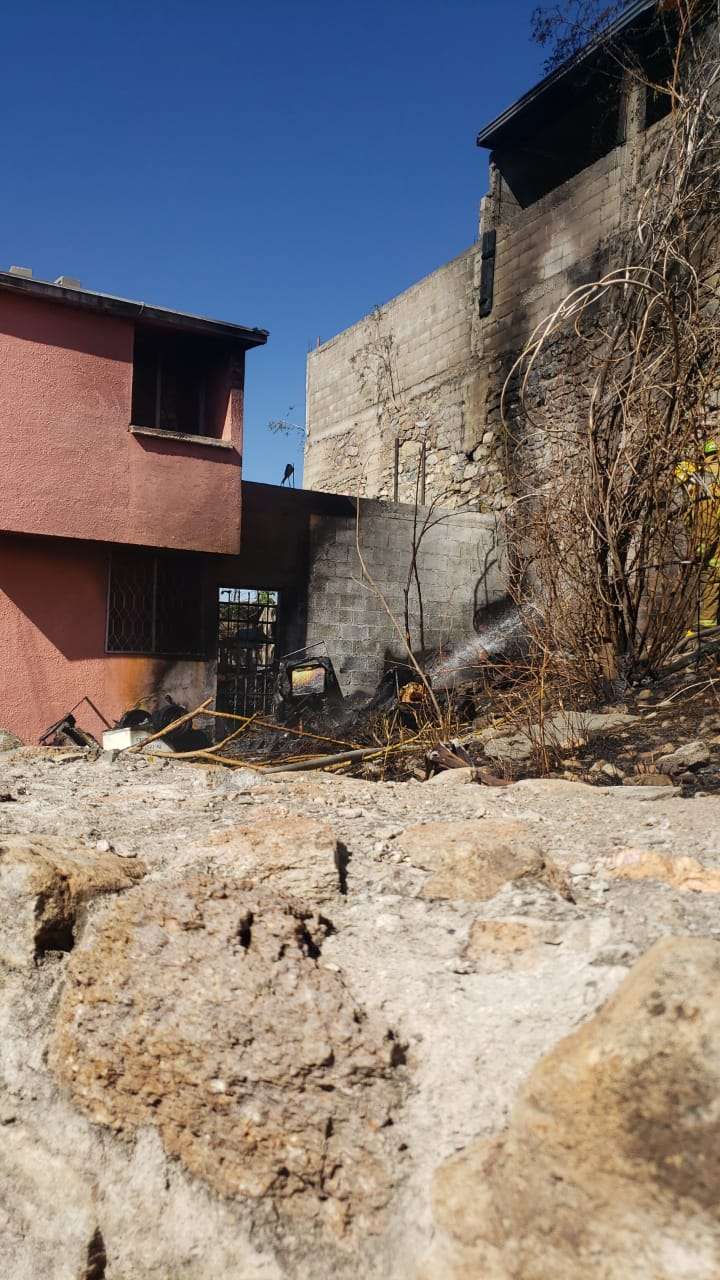 Incendio consume vivienda en la colonia bella vista La Opción de Incendio consume vivienda en la colonia bella vista La Opción de