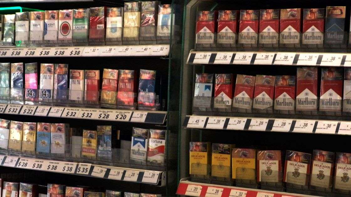 Morena va por prohibir exhibición de cigarros en tiendas