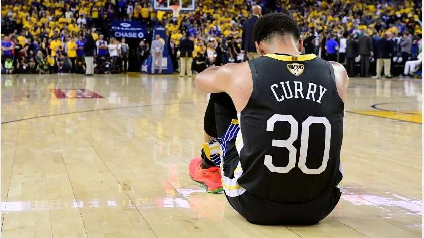 Se lesiona curry gracias a la banca del estadio