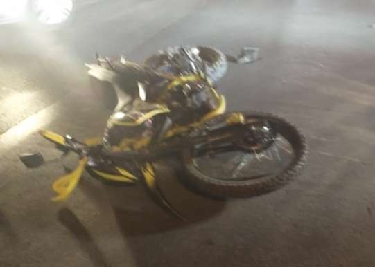 Choque nocturno con motocicleta involucrada