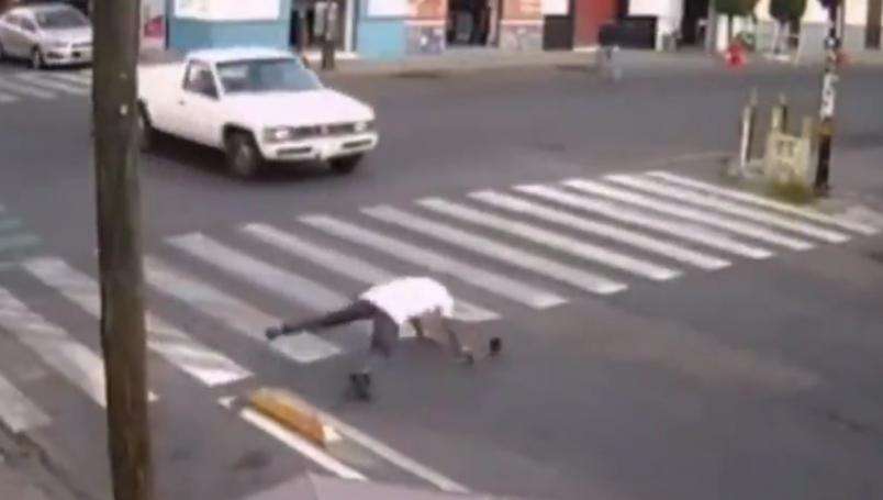 Tropiezan peatones con separadores de ciclovía