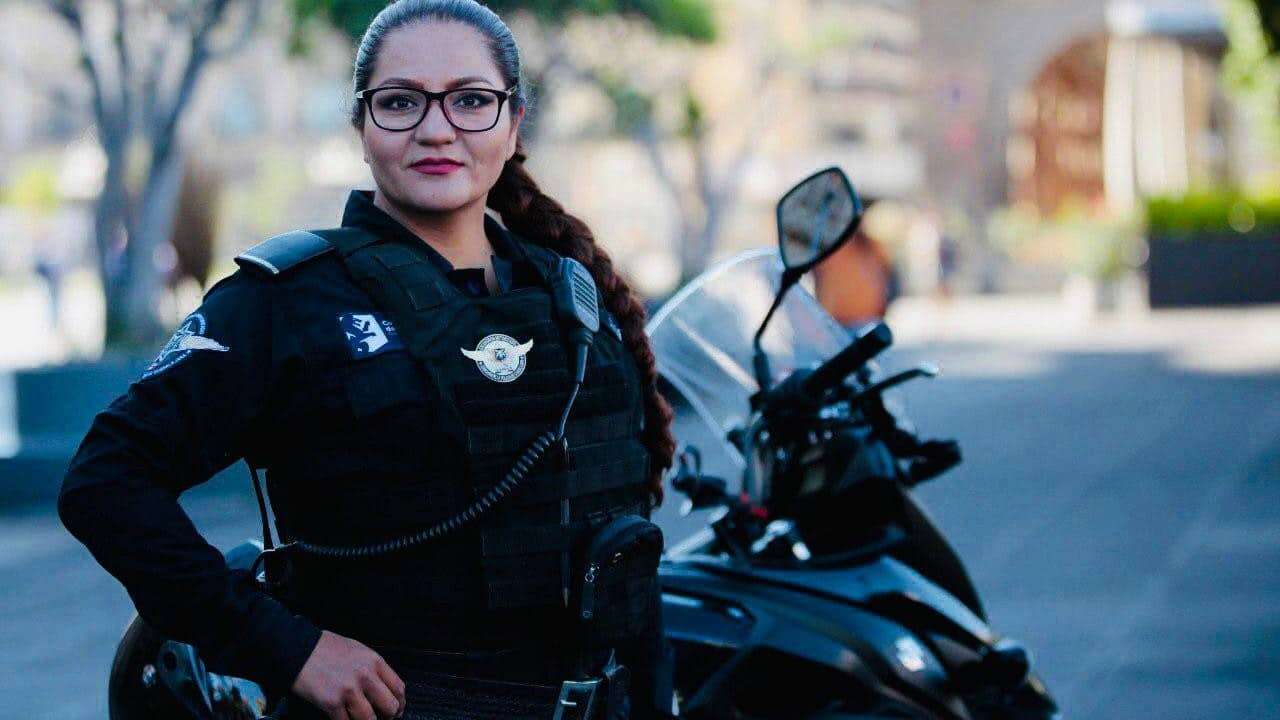 Mujer policía muere enfrentando a balazos a delincuentes