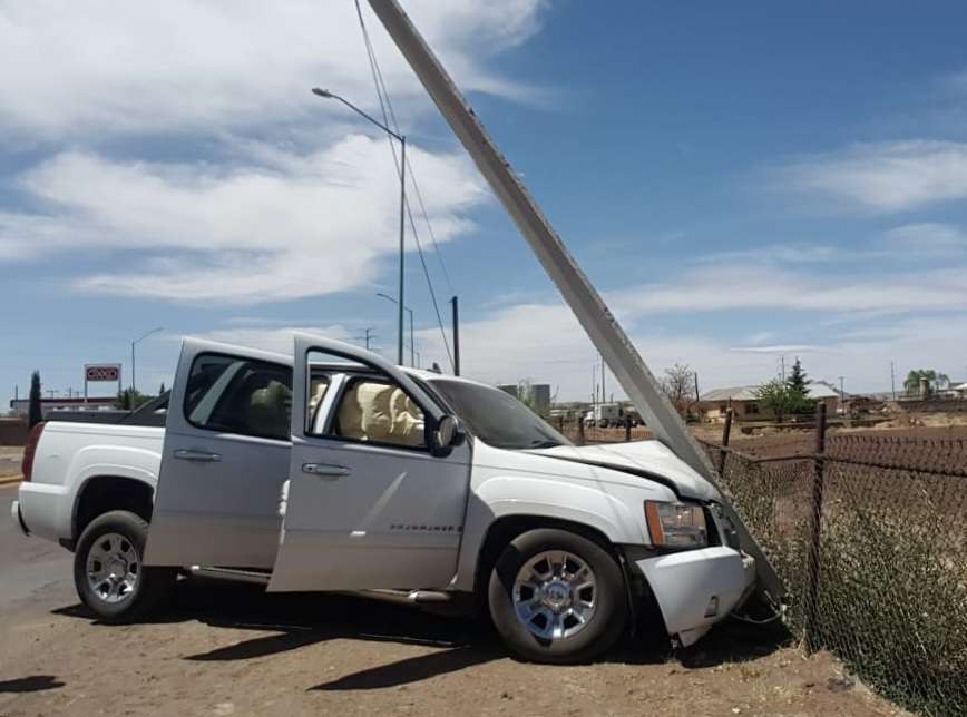 Se impacta vs poste de luz tras perder el control del volante