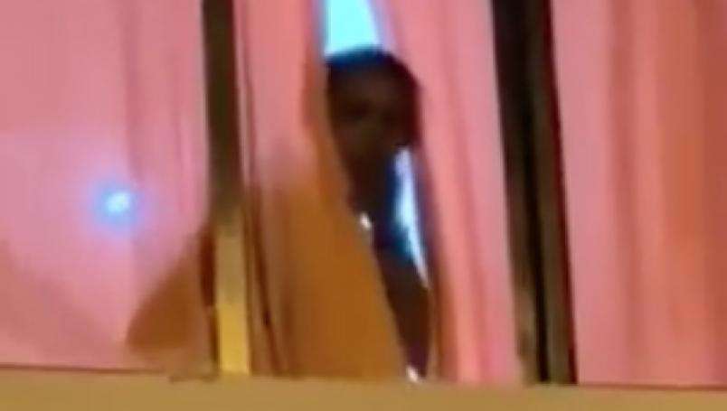Lleva serenata y encuentra a su novia con el amante
