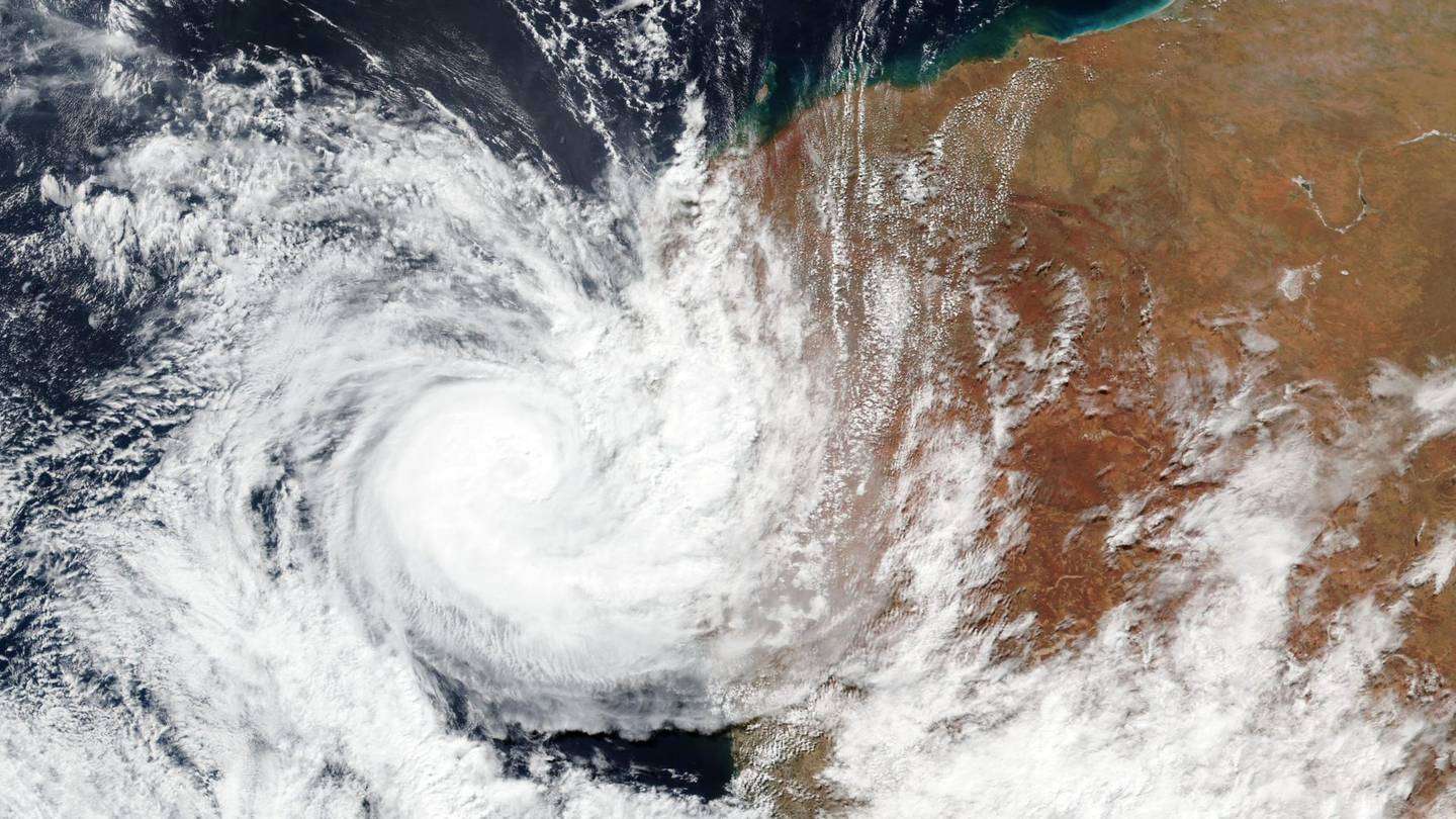 Deja a oscuras ciclón seroja a más de 31 mil personas en australia
