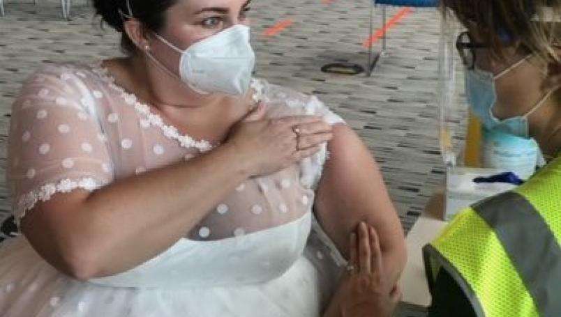 Asiste con vestido de novia a cita para vacuna contra covid-19