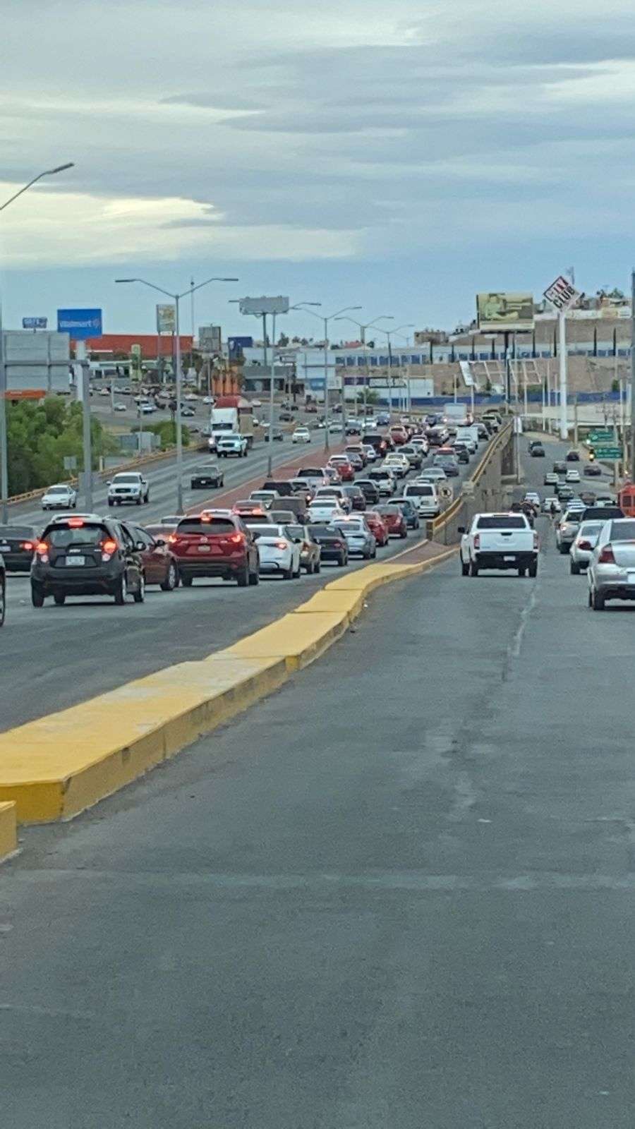 Gran tráfico vehicular en el perijuv 