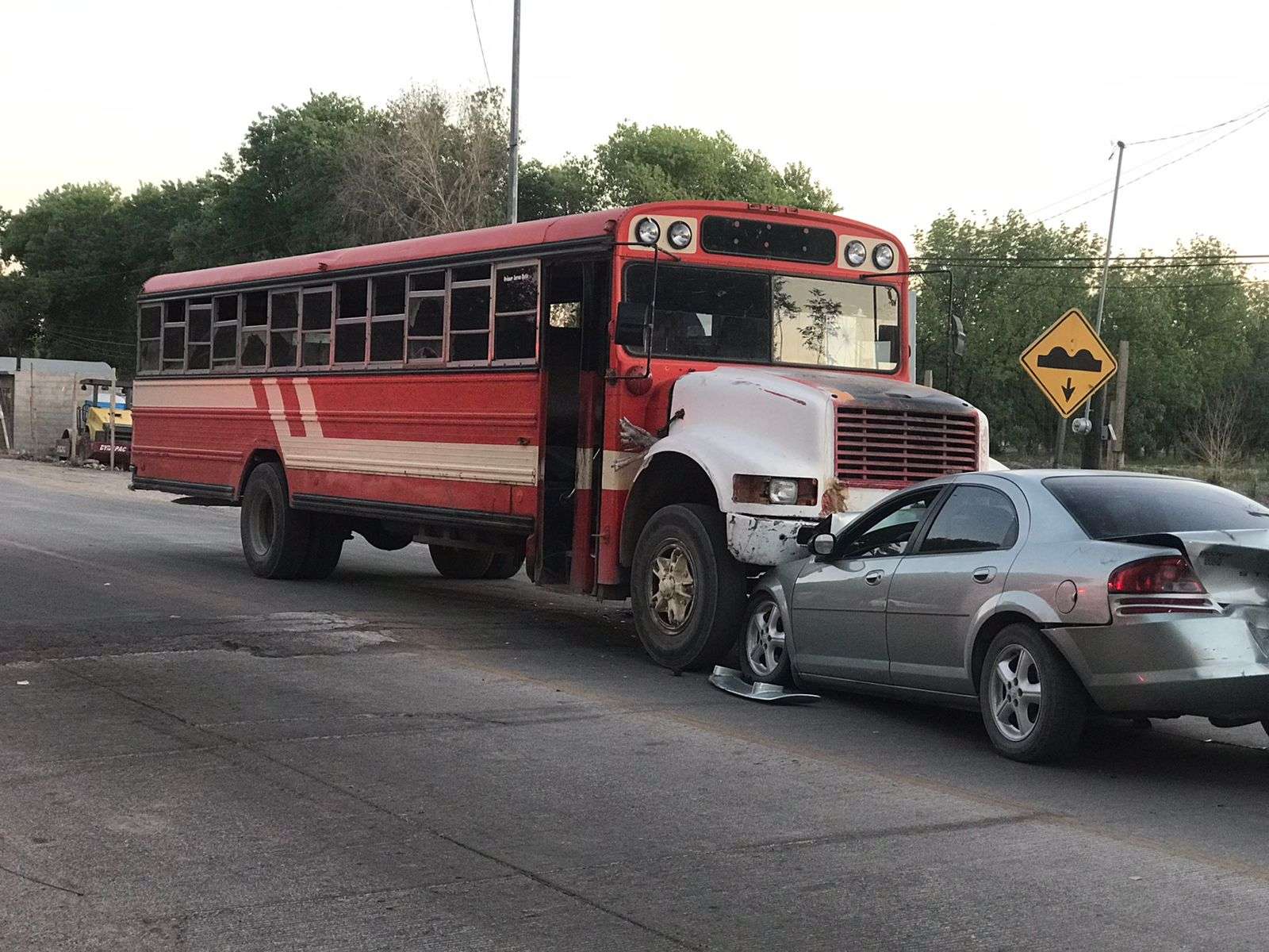 Urbano se queda sin frenos y choca 3 vehículos | La Opción de Chihuahua