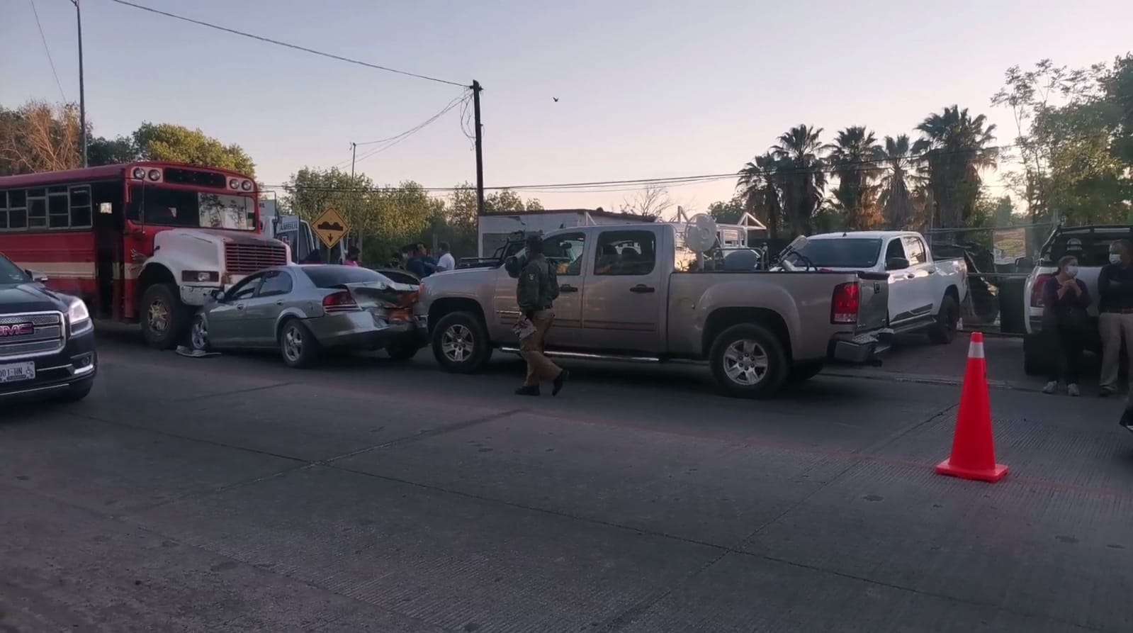 Urbano se queda sin frenos y choca 3 vehículos | La Opción de Chihuahua
